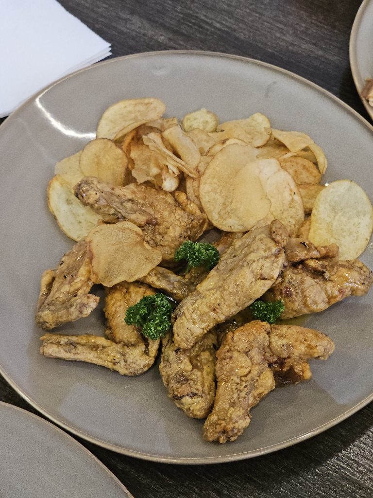 Mango Habanero Chicken
Fried chicken wings served with thin-cut potato chips and garnished with parsley.